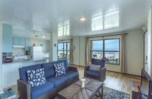 St. George Island Apartment | 10% off remaining July weeks! 1 bed 1 bath ON THE BEACH.