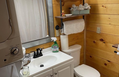 Helenwood House | 100 Aker Wood Barndominium Loft! Two bedroom. All Amenities Provided!