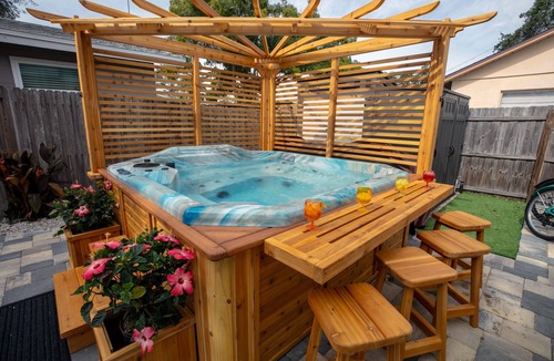 Dunedin Cottage | 1000 Oaks Cottage- 3 Bed/2 Bath with Hot Tub & short walk to Downtown Dunedin