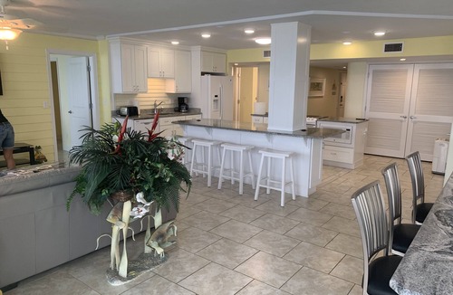 Daytona Beach Shores Condo | #101 3BR, 3KING BEDS, 3BA Max 6, #20 Dog, Discount 7nt, INSIDE LAUNDRY, SPACIOUS