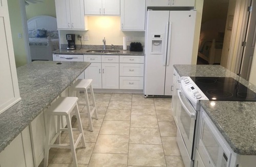 Daytona Beach Shores Condo | #101 3BR, 3KING BEDS, 3BA Max 6, #20 Dog, Discount 7nt, INSIDE LAUNDRY, SPACIOUS