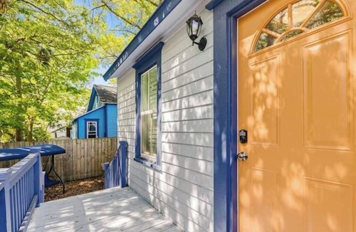 Urban Core House | 1026- Single Level Home, 1 Mile to Vystar/Arenas, Sleeps 10, Pet & Kid Friendly