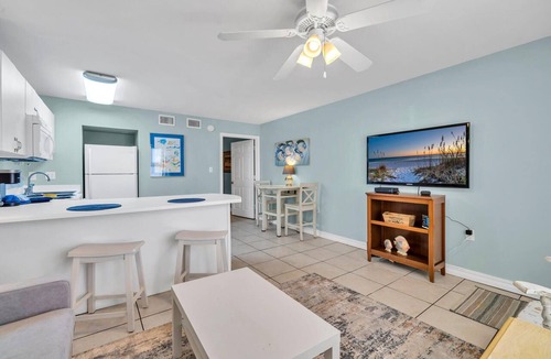 Fort Walton Beach Condo | 105 Tropical Isle Cozy Gulfside Condo ~ Beach Svc Included ~ JULY SALE