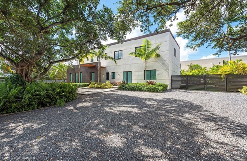 Glenvar Heights House | 10BR Modern Spacious New Villa, Pool, Games & Grill