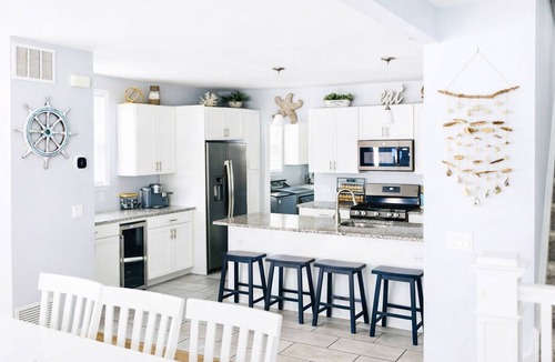 Ventnor City House | 1½ Blocks to Boards | 1st Floor EnSuite | Beach Gear | Driveway