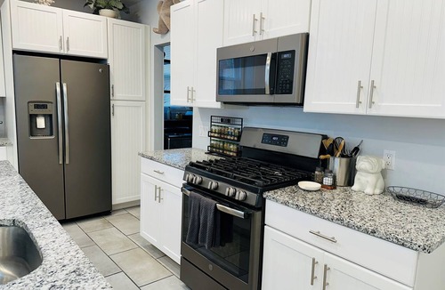 Ventnor City House | 1½ Blocks to Boards | 1st Floor EnSuite | Beach Gear | Driveway
