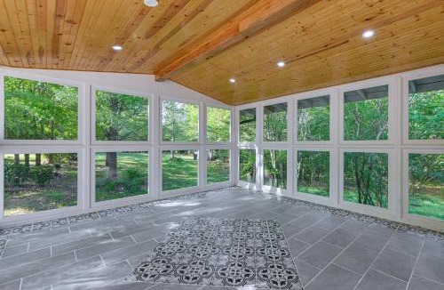 Americus House | 11 Acres & Balcony! Sleek Retreat in Americus