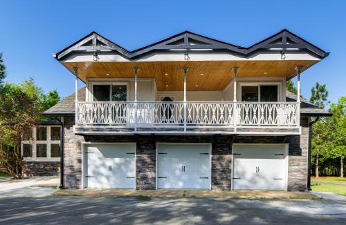 Americus House | 11 Acres & Balcony! Sleek Retreat in Americus