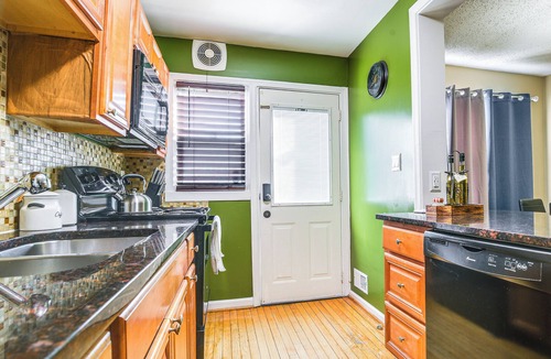 Middle River House | 11 Mi to Downtown Baltimore: Middle River Townhome