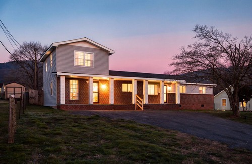 Sequatchie House | 12 min to Denny Cove 5BR Hot Tub Sauna Game Room