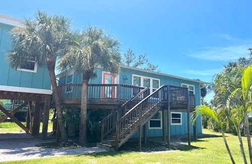 Mid Island House | 122 Falkirk Small Pet Friendly Cottage near Beach