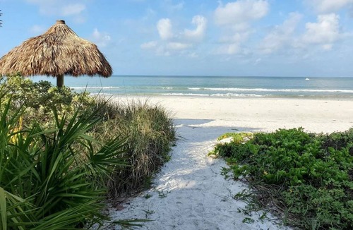 Mid Island Condo | 122 m² Condo ∙ 2 bedrooms ∙ 4 guests