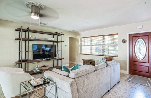 Poinsettia Heights House | 125 m² House ∙ 2 bedrooms ∙ 5 guests