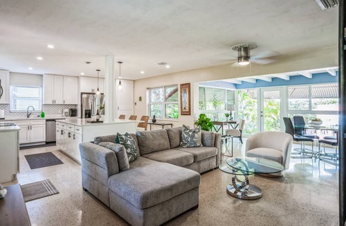 Poinsettia Heights House | 125 m² House ∙ 2 bedrooms ∙ 5 guests