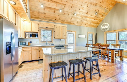 Cullowhee Cabin | 13 Mi to Cashiers! Family Cabin w/Wraparound Deck