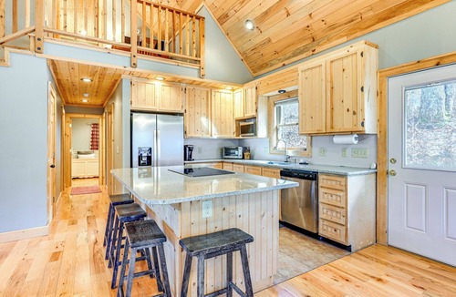 Cullowhee Cabin | 13 Mi to Cashiers! Family Cabin w/Wraparound Deck