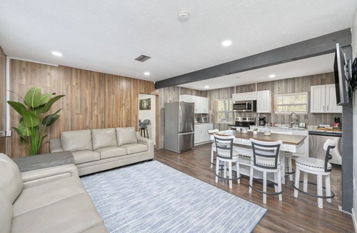 Holmes County Cabin | 15 mins from Vortex Spring, 1 hr. from best beaches in the world 10 acre getaway