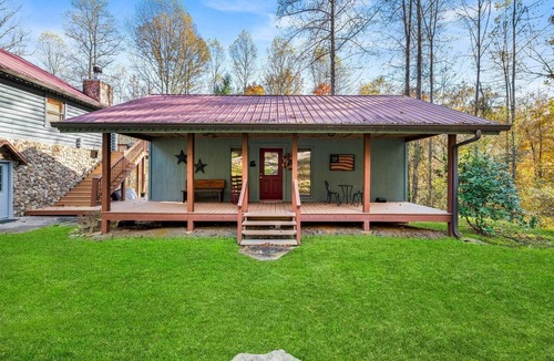 Reliance Cabin | 16 Person sewing/craft retreat near Hiwassee River