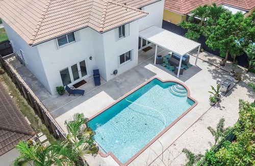Richmond West House | 166th Street Estate | House in Miami with a private pool