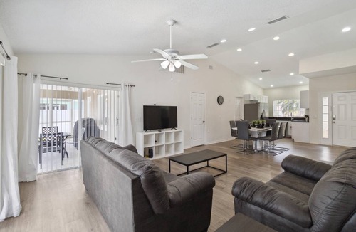 Thousand Oaks House | 167 m² House ∙ 4 bedrooms ∙ 8 guests