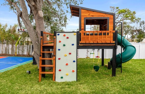 Bradenton House | 178 m² House ∙ 4 bedrooms ∙ 12 guests