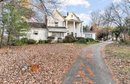 Baldwin House | 1875 Historic Manor, 5 Acres Near Helen & Wineries