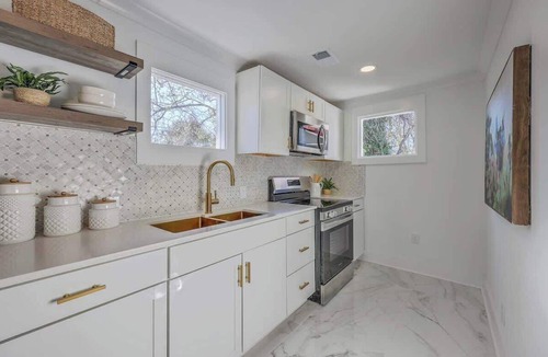 Cannonborough Elliotborough Apartment | 1880's Charleston Single. One Bedroom with parking