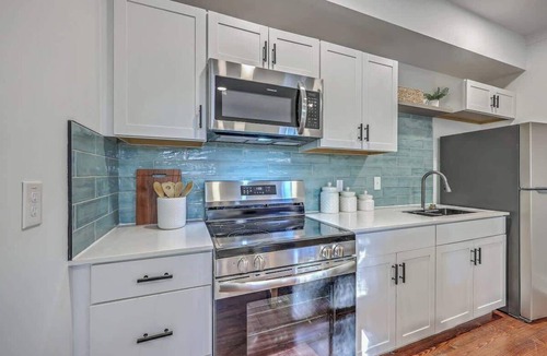 Cannonborough Elliotborough Apartment | 1880s Charleston Single, Two bedroom with parking
