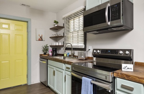 Toddville Road House | 1945 Remodeled Cottage House 7 mins to Airport & Uptown