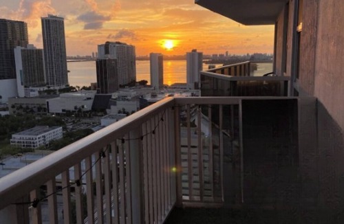 Town Square House | 1bed-1ba in downtown Miami with WiFi, fitness room, pool. Near all entertainment