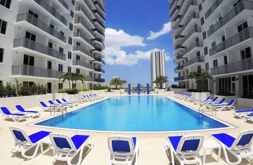 Town Square House | 1bed-1ba in downtown Miami with WiFi, fitness room, pool. Near all entertainment
