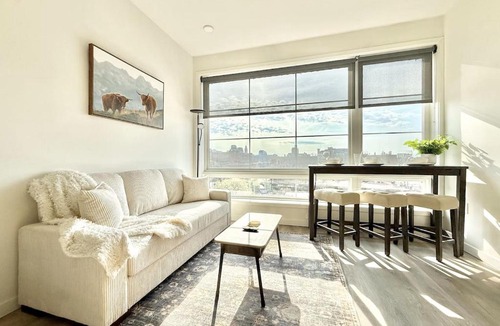 Poplar Apartment | 1BR Apt King Bed FREE Parking Gym - RoofTop 609