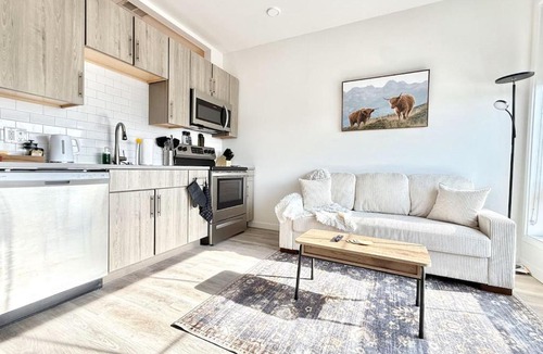 Poplar Apartment | 1BR Apt King Bed FREE Parking Gym - RoofTop 609