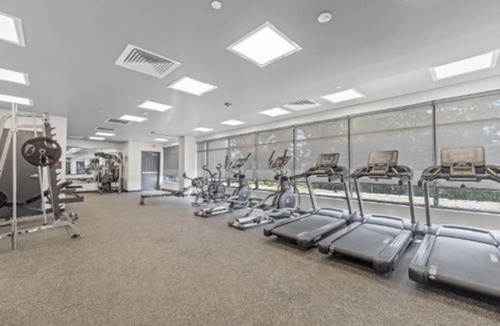 Poplar Apartment | 1BR Apt King Bed FREE Parking Gym - RoofTop 609