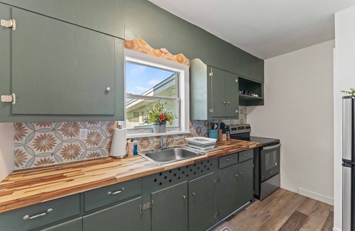 Jacksonville House | 1BR Guesthouse w/River View-Patio & Free Parking