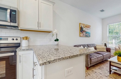Goose Creek House | 1BR loft in Pet Friendly Resort w/pool, hot tub & parks