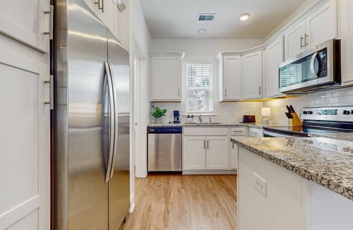 Goose Creek House | 1BR loft in Pet Friendly Resort w/pool, hot tub & parks