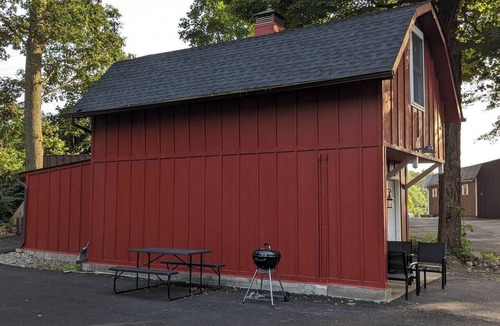 Andover House | 1BR Rustic-Chic Barn Getaway with Private Fire Pit