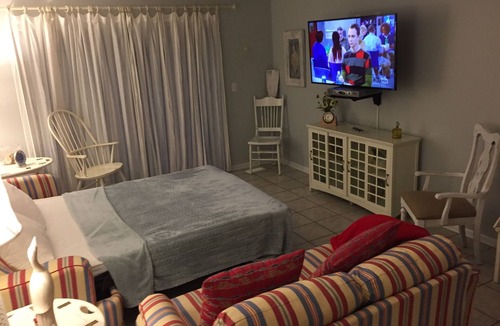 Oceanmarsh Subdivision Condo | 1st FLOOR CONDO, SLEEPS 2. PRIVATE WIFI. 50" SMART TV