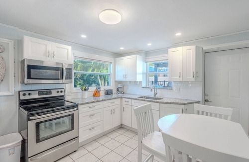 Hills T P House | 🌊1st Floor | Shared Pool | Easy Beach Access | Blue Pearl Manor Lower🌊