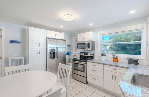 Hills T P House | 🌊1st Floor | Shared Pool | Easy Beach Access | Blue Pearl Manor Lower🌊