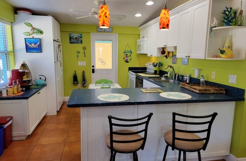 South Gate Ridge House | 2/1 Cute, Bright, artistic near #1 beach fenced privacy yard for pets!