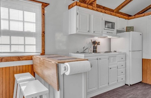 Key Colony Beach Cabin | 2/1 The Dolphin Aqua Lodge with Cabana Club Benefits