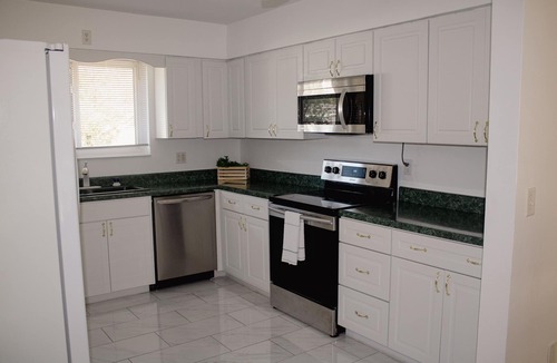 Sarasota Springs House | 2/1 with Huge Backyard - Pet Paradise-20 min from Beaches