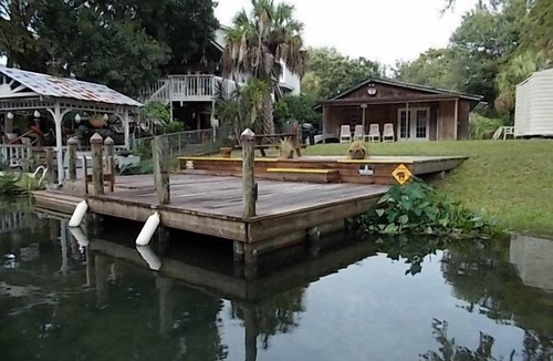 Weeki Wachee Gardens Cabin | 2/2 CABIN Directly on the Weeki Wachee River, Kayaks and a Canoe for Family Fun!