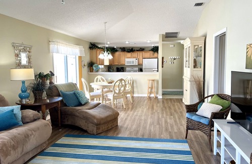 Duval House | 2/2 Courtyard Villa with Private Backyard and Golf Cart!