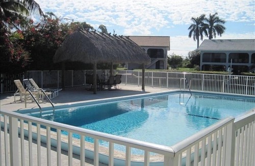 Marathon House | 2/2 Duplex, Pool,Tiki Hut, Duck Key Clean wide Canal
