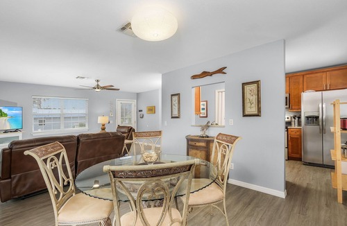 Pineland House | 2/2 Privacy in Pine Island!
