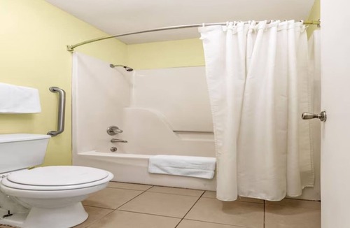 Orlinda Hotel | 2 Accommodations for Family or Group Stay near Kentucky Downs | Free Parking