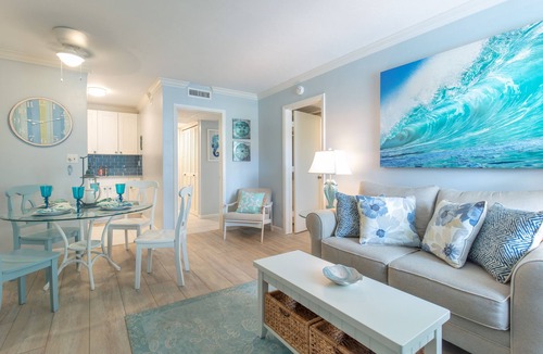Old Naples Condo | 2 BD/2BA. Just steps to Beach, Walk to 3rd St South